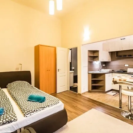Dombovari Way Apartman Апартаменты